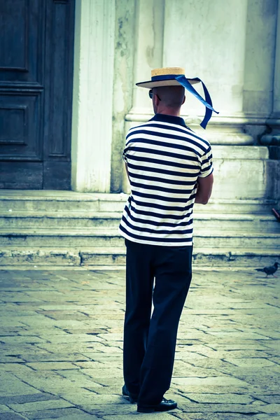 Gondoliér v docích, čeká na návštěvníky v Benátkách, Itálie — Stock fotografie