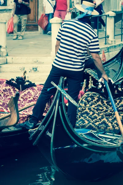 Gondolier sur les quais en attente de touristes à Venise, Italie — Photo