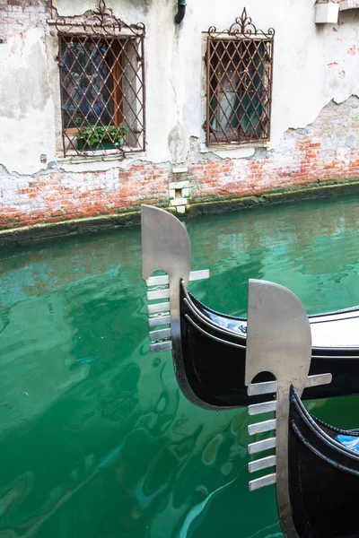 Gondol hizmet kanal Venedik, İtalya — Stok fotoğraf