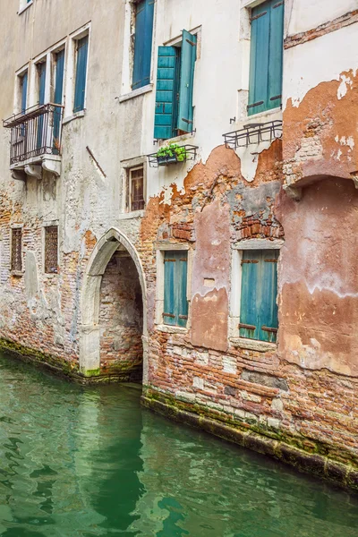 Schöne Aussicht auf die venezianische Stadt in Italien mit Kanal — Stockfoto