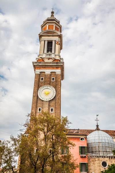 O campanário da Igreja de São Apostolo - Veneza, Itália — Fotografia de Stock