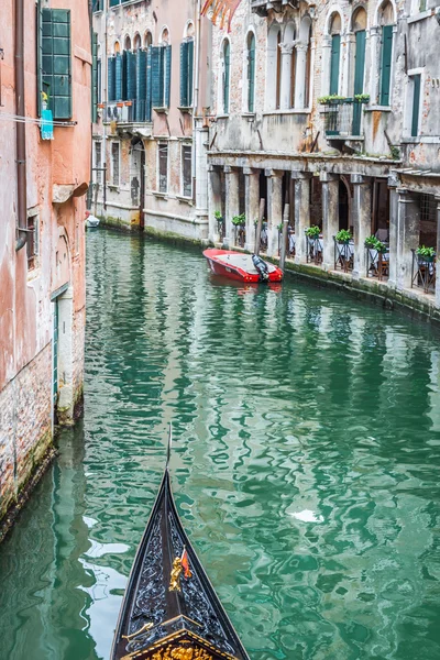 Servicio de góndola en el canal de Venecia, Italia —  Fotos de Stock