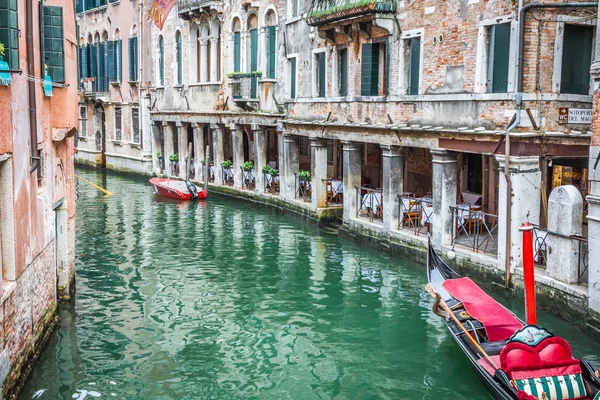 Gondola služba na kanálu v Benátkách, Itálie — Stock fotografie