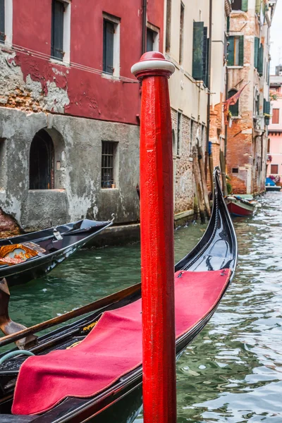 Gondola služba na kanálu v Benátkách, Itálie — Stock fotografie