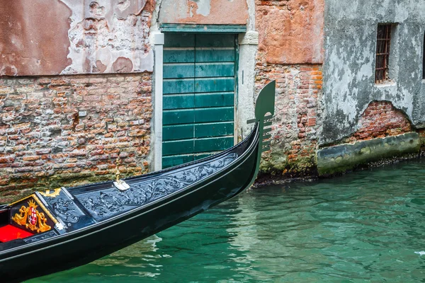 Gondol-tjänsten på kanalen i Venedig, Italien — Stockfoto