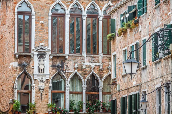 Gevels van huizen op een straat in Venetië, Italië — Stockfoto