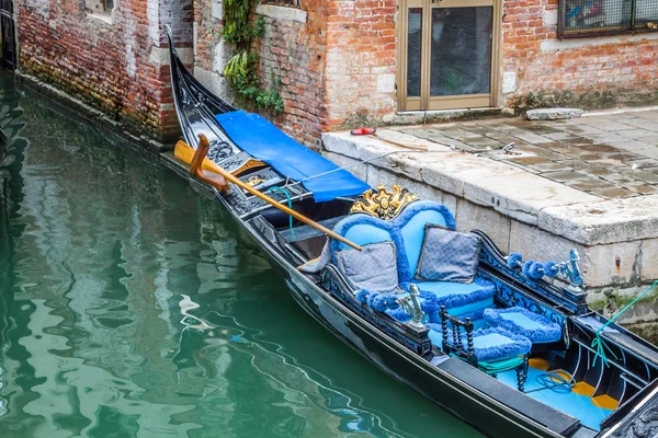 Gondola služba na kanálu v Benátkách, Itálie — Stock fotografie