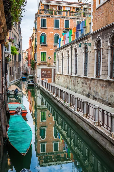 Prachtig uitzicht op de Venetiaanse stad in Italië met gracht — Stockfoto