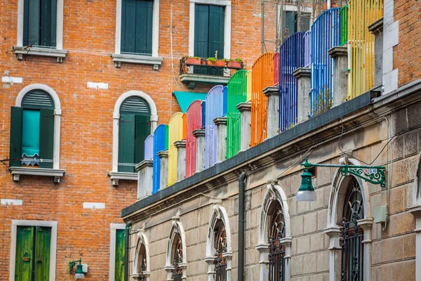 Fasader av hus på en gata i Venedig, Italien — Stockfoto