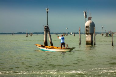 adam üzerinde tekne Venedik, İtalya