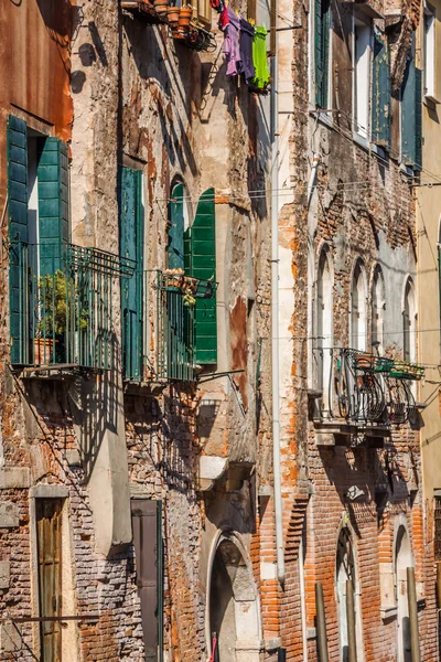 Byggnader med traditionella venetianska fönster i Venedig, Italien — Stockfoto