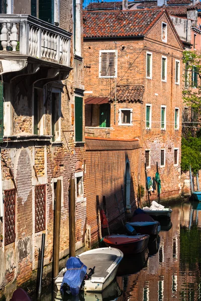 ベニス風の建物とカナル グランデ, ヴェネツィア, イタリアに沿ってボート — ストック写真