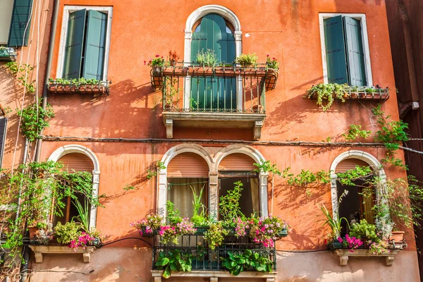 Здания с традиционными венецианскими окнами в Венеции, Италия — стоковое фото