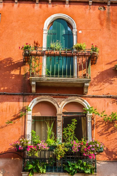 Byggnader med traditionella venetianska fönster i Venedig, Italien — Stockfoto