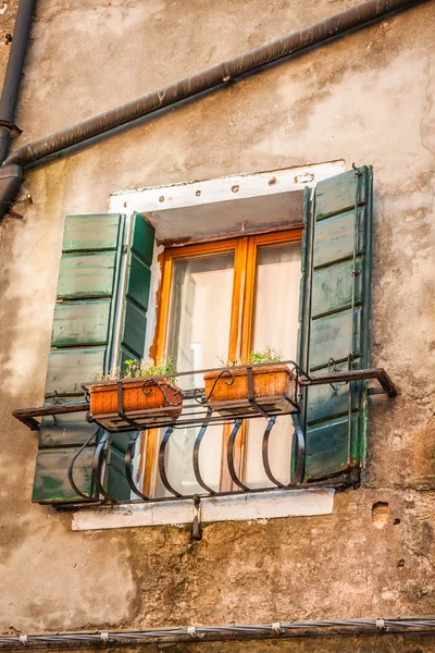 Byggnader med traditionella venetianska fönster i Venedig, Italien — Stockfoto