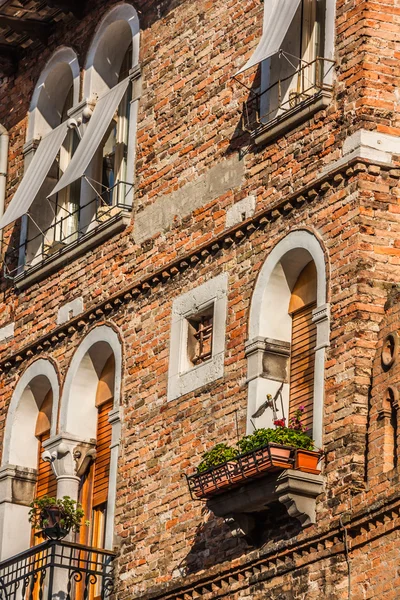 Budovy s tradičním benátském windows v Benátkách, Itálie — Stock fotografie