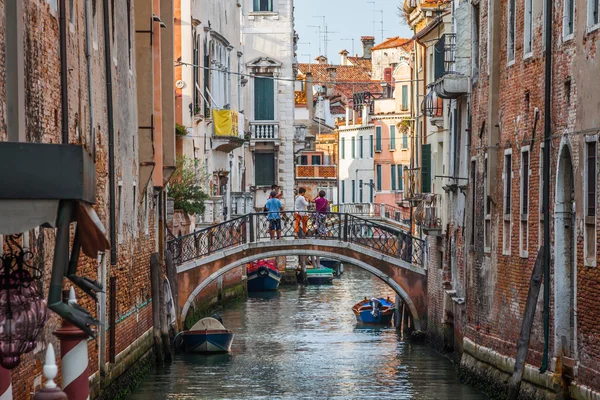 Venetiaanse gebouwen en boten langs canal grande, Venetië, Italië — Stockfoto
