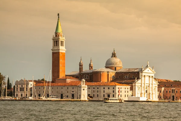 A templom és a kolostor a san giorgio maggiore a lagúna o — Stock Fotó