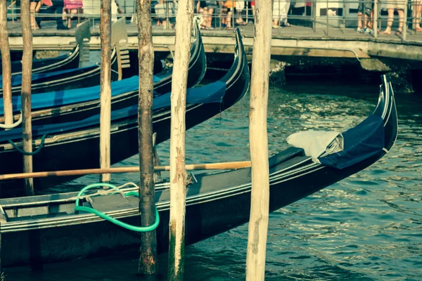 Gondolas amarradas por la plaza de San Marcos. Venecia, Italia, Europa — Foto de Stock