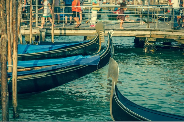 Гондолы, пришвартованные площадью Святого Марка. Венеция, Италия, Европа — стоковое фото