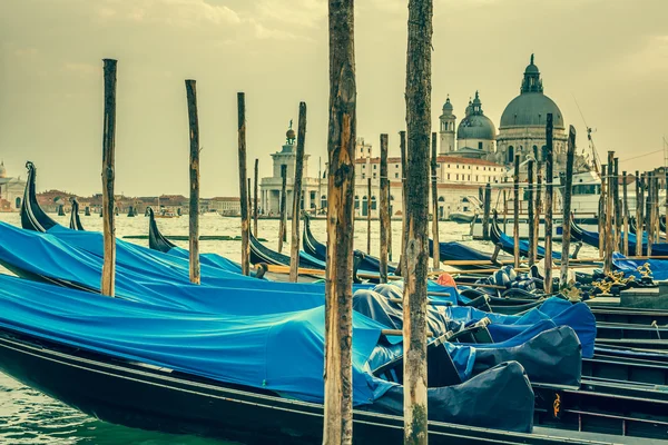 Gondolák kikötve a saint mark tértől. Velence, Olaszország, Európa — Stock Fotó