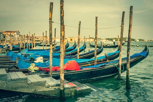 Gondolas amarradas por la plaza de San Marcos. Venecia, Italia, Europa — Foto de Stock