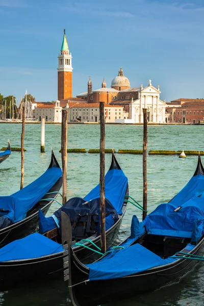 Gondels afgemeerd door saint mark plein. Venetië, Italië, Europa — Stockfoto