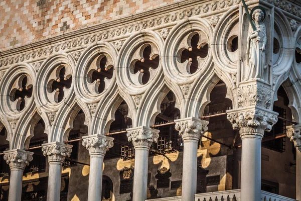 A Basílica de São Marcos na Praça de São Marcos em Veneza, Itália — Fotografia de Stock