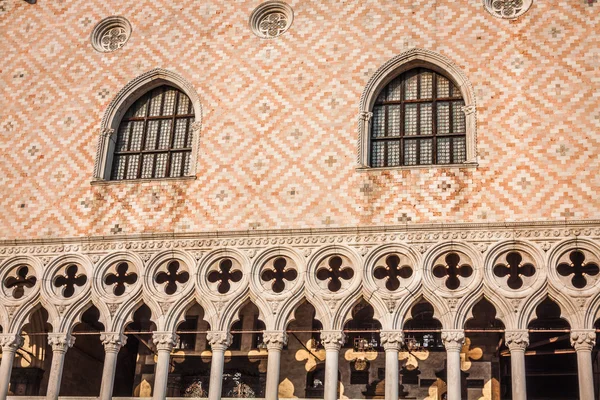 La Basílica de San Marco en la plaza de San Marcos en Venecia, Italia — Foto de Stock