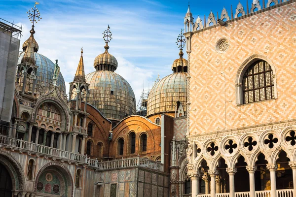 La Basílica de San Marco en la plaza de San Marcos en Venecia, Italia — Foto de Stock