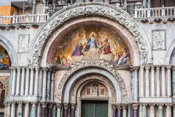 La Basílica de San Marco en la plaza de San Marcos en Venecia, Italia — Foto de Stock