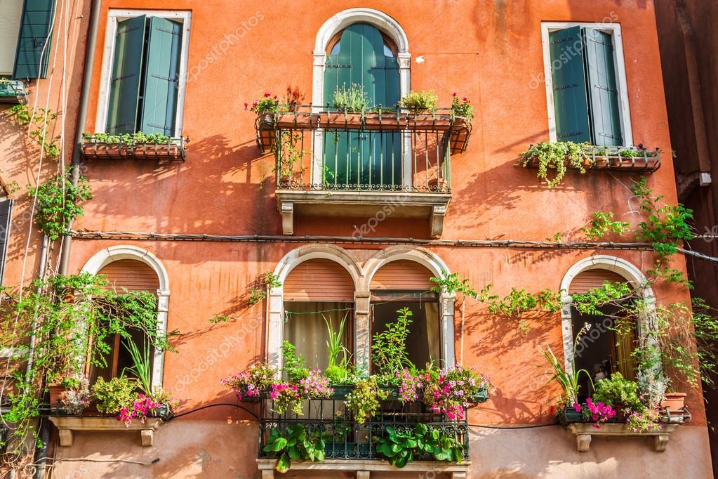 Windows Venetian Building Buildings With Traditional Venetian Windows In Venice
