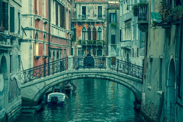 Vista para um pequeno canal em Veneza à noite — Fotografia de Stock