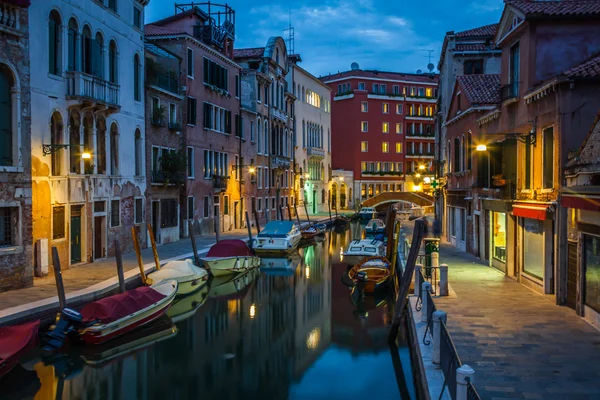 Vista para um pequeno canal em Veneza à noite — Fotografia de Stock