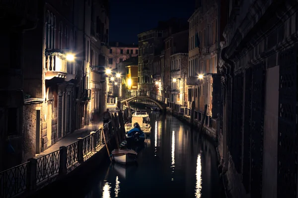 Blick in einen kleinen Kanal in Venedig bei Nacht — Stockfoto