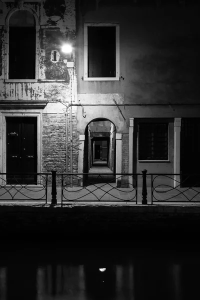 Blick in einen kleinen Kanal in Venedig bei Nacht — Stockfoto