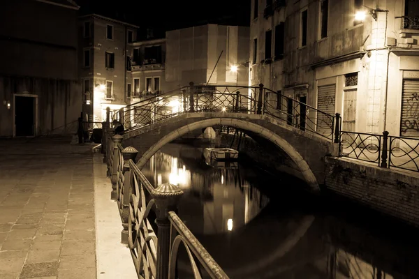 Venedig canal sent på kvällen med gatan ljus lysande bro — Stockfoto