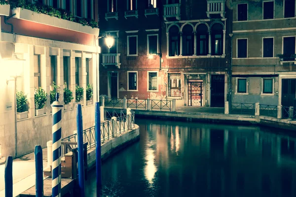 Bekijken nacht in een kleine gracht in Venetië — Stockfoto