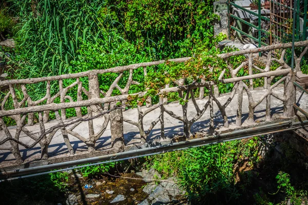 Houten brug in het forest op de rivier — Stockfoto
