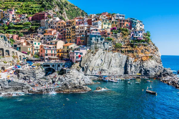 Byn i manarola med färja, cinque terre, Italien — Stockfoto