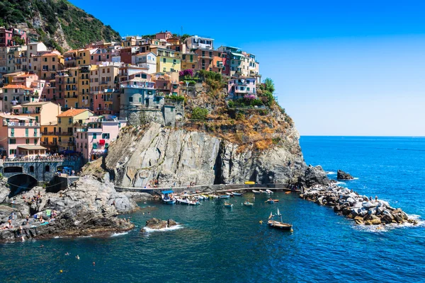 Village of Manarola with ferry, Cinque Terre, Italy — Stock Photo, Image