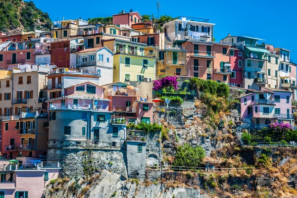 Village of Manarola with ferry, Cinque Terre, Italy — Stock Photo, Image