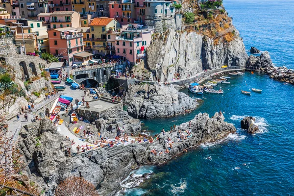 Cinque Terre, Italia - Manarola pueblo de pescadores coloridos — Foto de Stock