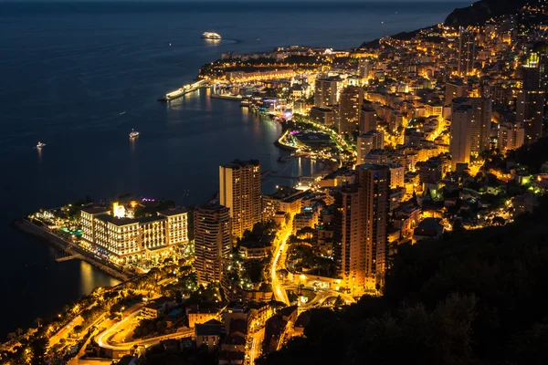 Monte carlo på grund av monaco på natten på cote d'azur — Stockfoto