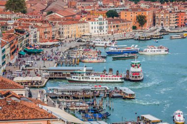 Venedik, İtalya, 9 Ağustos 2013: Venedik deniz görünümünden Campanile di