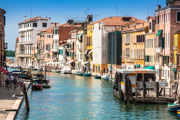 Venedig, Italien, 9 augusti, 2013: Den vackra utsikten över en Canal Gran — Stockfoto