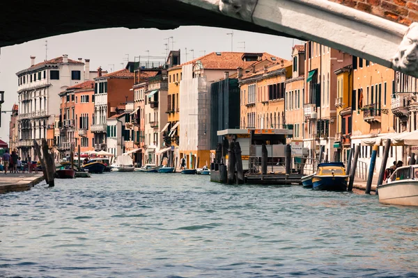 Venetië, Italië, 9 augustus 2013: Het mooie uitzicht op een kanaal Gran — Stockfoto