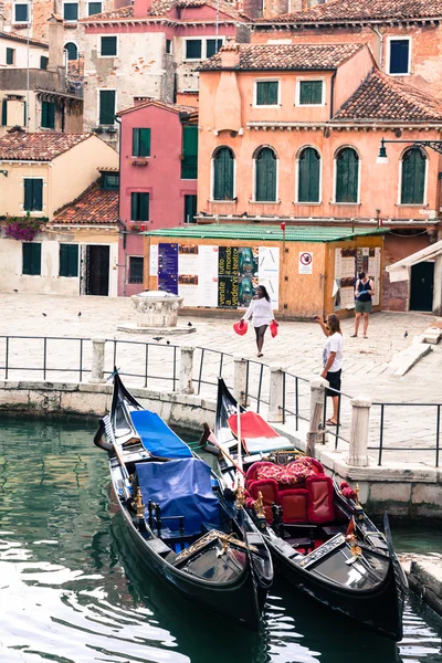 Venedig, Italien, 9 augusti, 2013: Gondoler med turister cruising en — Stockfoto