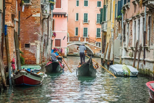 Venedig, Italien, 9 augusti, 2013: Gondoler med turister cruising en — Stockfoto