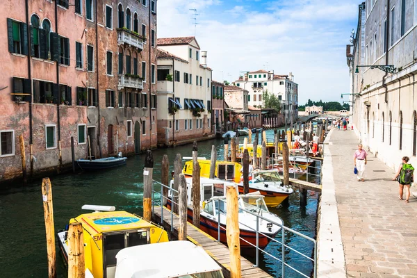 Venecia, Italia, 9 de agosto de 2013: Góndolas con turistas recorriendo un —  Fotos de Stock